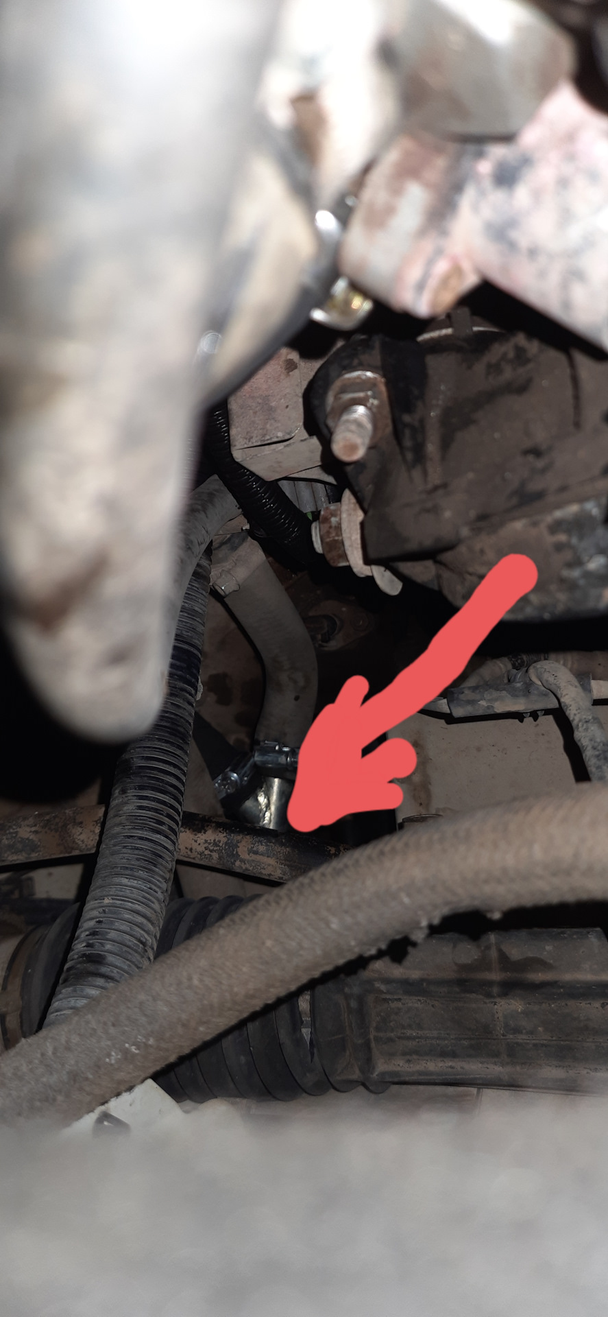 Течь антифриза ваз 2110 16кл. Вытек антифриз приора. Болт слива антифриза 2110. Подтеки антифриза. Вытекает антифриз ваз 2112.