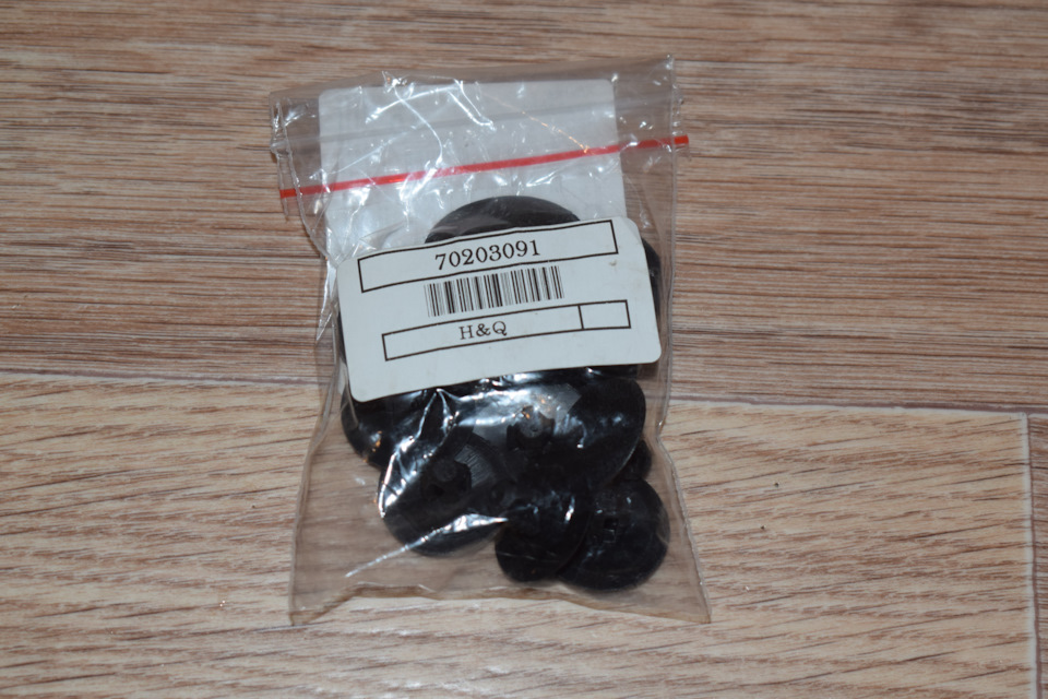 Клипсы шумоизоляции капота H&Q 70203091 — Ford Fiesta (Mk VI). Запчасти на фото: 70203091