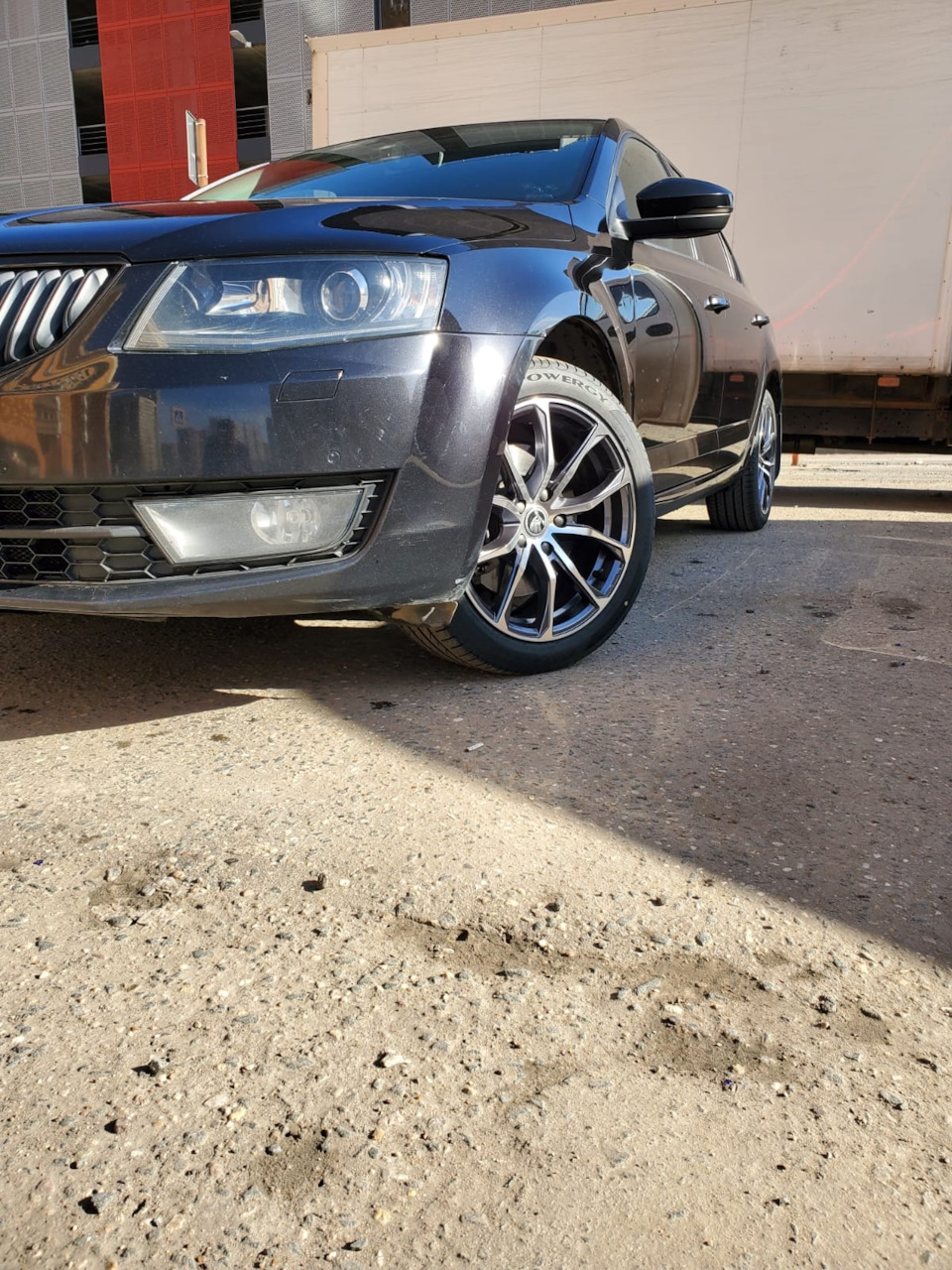 Диски LS 764 7,5j et40. Летняя резина Pirelli Powergy 225/45 r17 — Skoda  Octavia A7 Mk3, 1,8 л, 2017 года | колёсные диски | DRIVE2