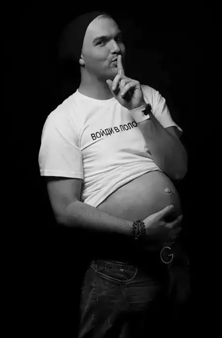 Фото беременный мальчик. Беременные мужчины. Мужская беременность.