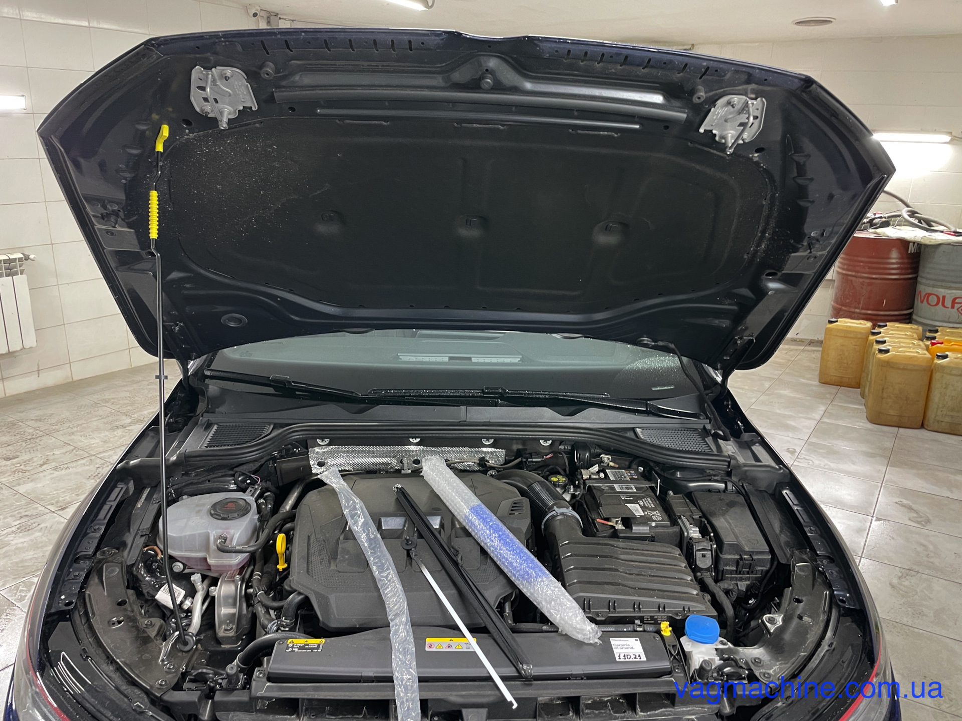 Газовый упор капота. — Volkswagen Golf GTI Mk8, 2 л, 2021 года ...