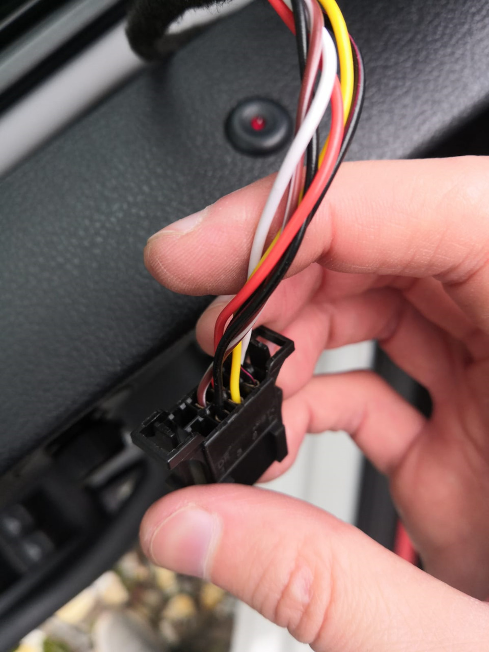 Установка электрорегулировки зеркал (часть 1) — Skoda Rapid (1G), 1,6 л ...