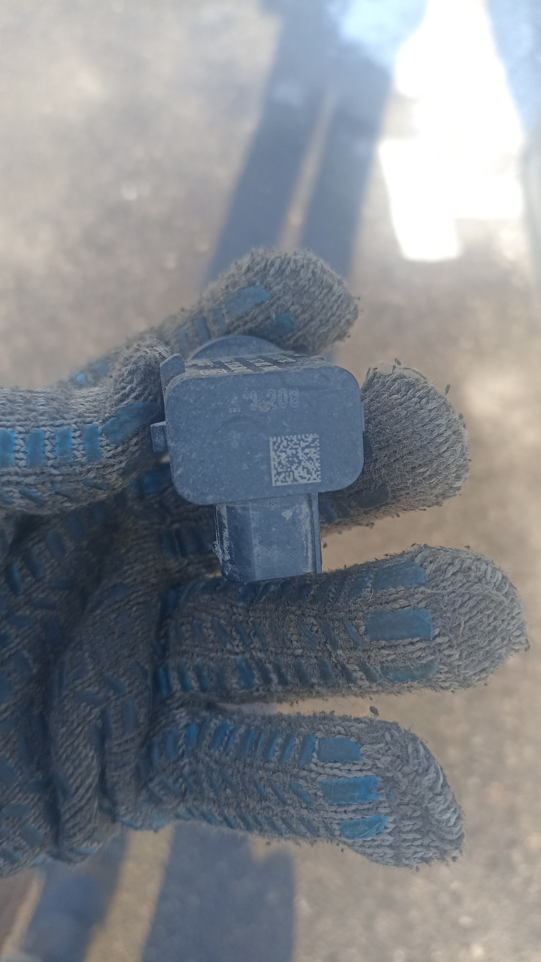 Датчик парктроника. Клеим корпус к бамперу — Opel Astra H, 1,6 л, 2009 ...