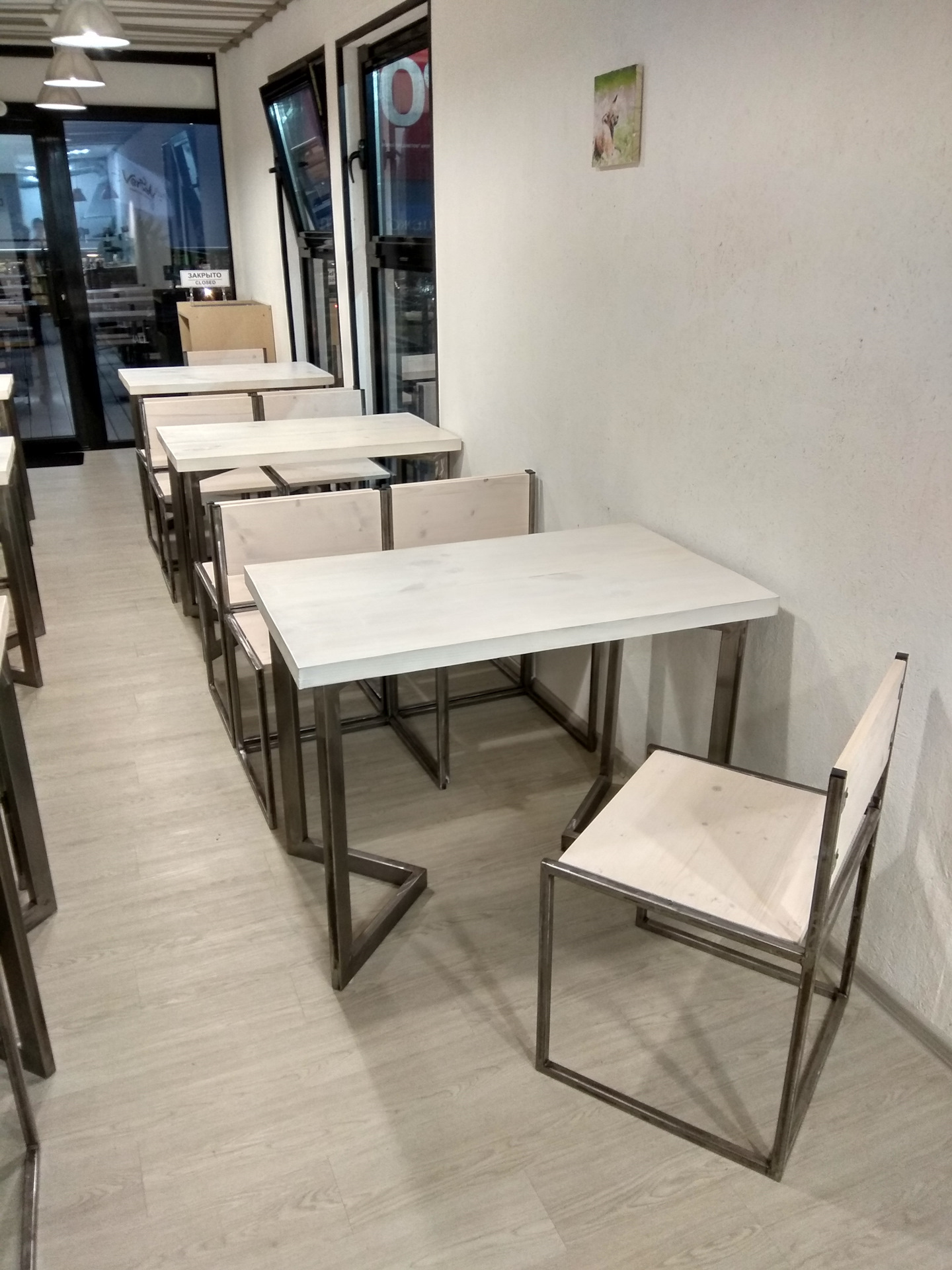 В кафе есть только квадратные столики 22. Стол для кафе лофт 1200*800. Стол для кафе лофт 800х1600. Столы и стулья для ресторанов и кафе в стиле Loft. Мебель для кафе в стиле лофт.
