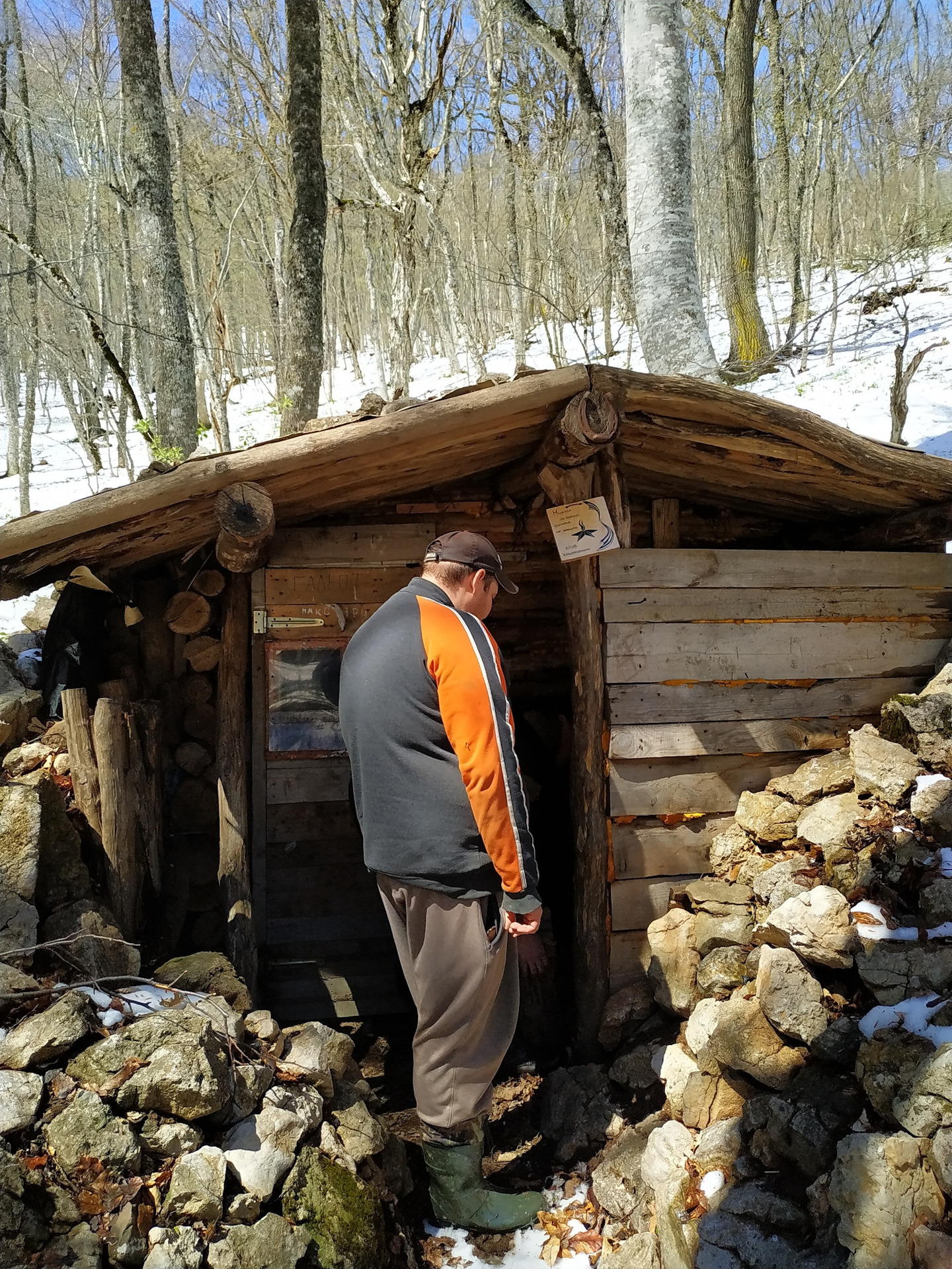 землянка в тайге. лесная баня землянка. лисья нора блиндаж. землянка в лесу. лесная баня землянка.