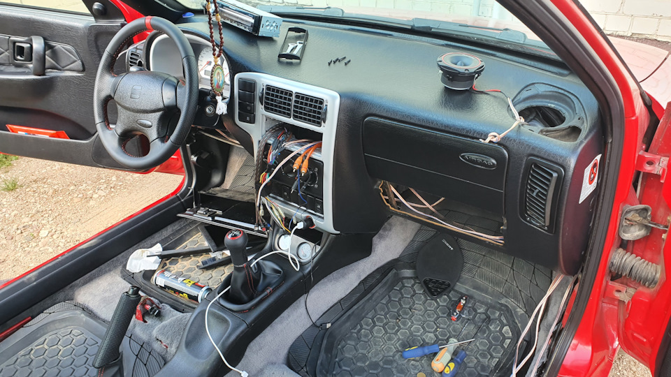 Прокладка проводов под два усилителя и динамики — SEAT Cordoba (Mk I ...