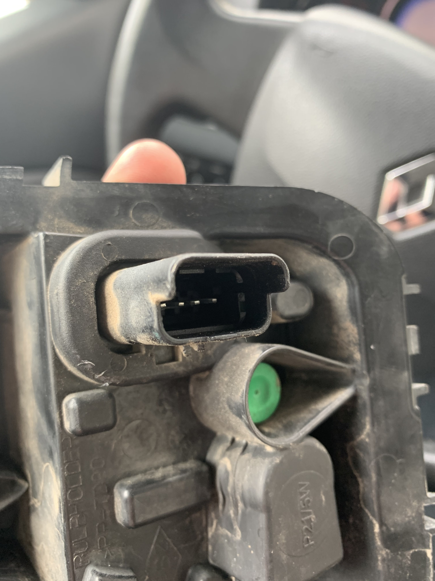 Реле повторителя рено 11. Провода поворотников рено логан 1. Не отключается сам поворотник рено логан. Не работает поворотник на рено. Гнездо поворотника рено логан.