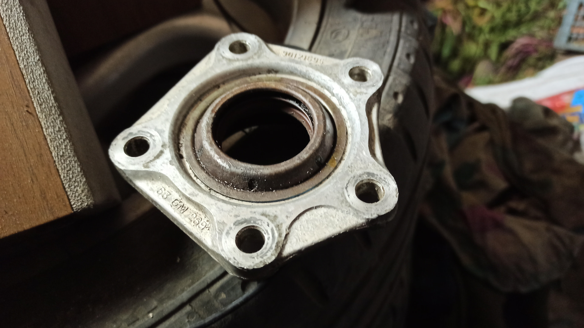 Крышка сальника МКПП на F20 4x4 — Opel Calibra, 2 л, 1995 года | своими ...