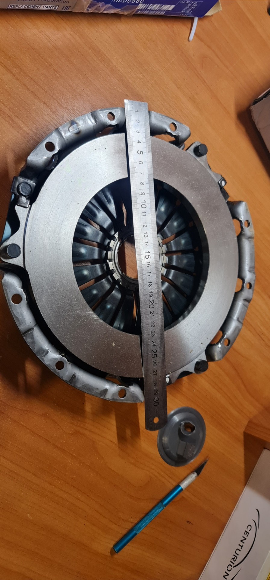 Недавно у друга был случай, поставил он себе новое сцепление на BMW а оно буксует периодически. Когда снял, стало понятно, что диск на корзине под конус. Поэтому для душевного успокоения, торцом линейки проверил плоскость, все оказолось отлично. — Mitsubishi Lancer Evolution VIII. Запчасти на фото: 891011, 192021, 282930