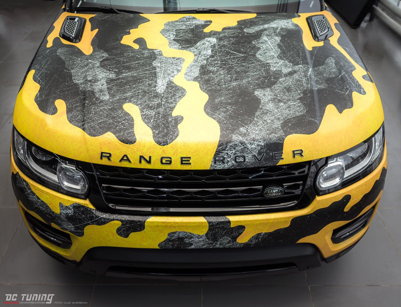 Желтый хаки. Range Rover камуфляж. Желтый Рендж Ровер. Range Rover Sport камуфляж. Желтый range Rover Sport.