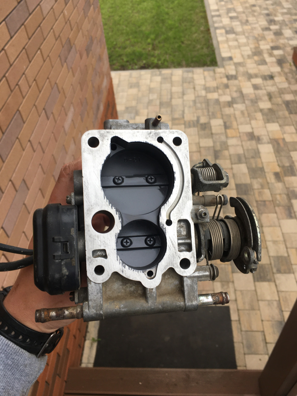 получаем вот такой дроссель. Лишнее всё маскировал малярным скотчем. — Toyota Crown (S120)