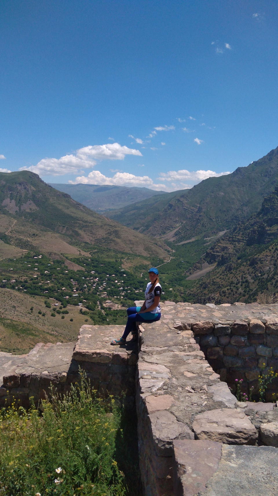 Вид со средневековой крепости Смбатаберд — Mitsubishi Pajero Sport (2G)