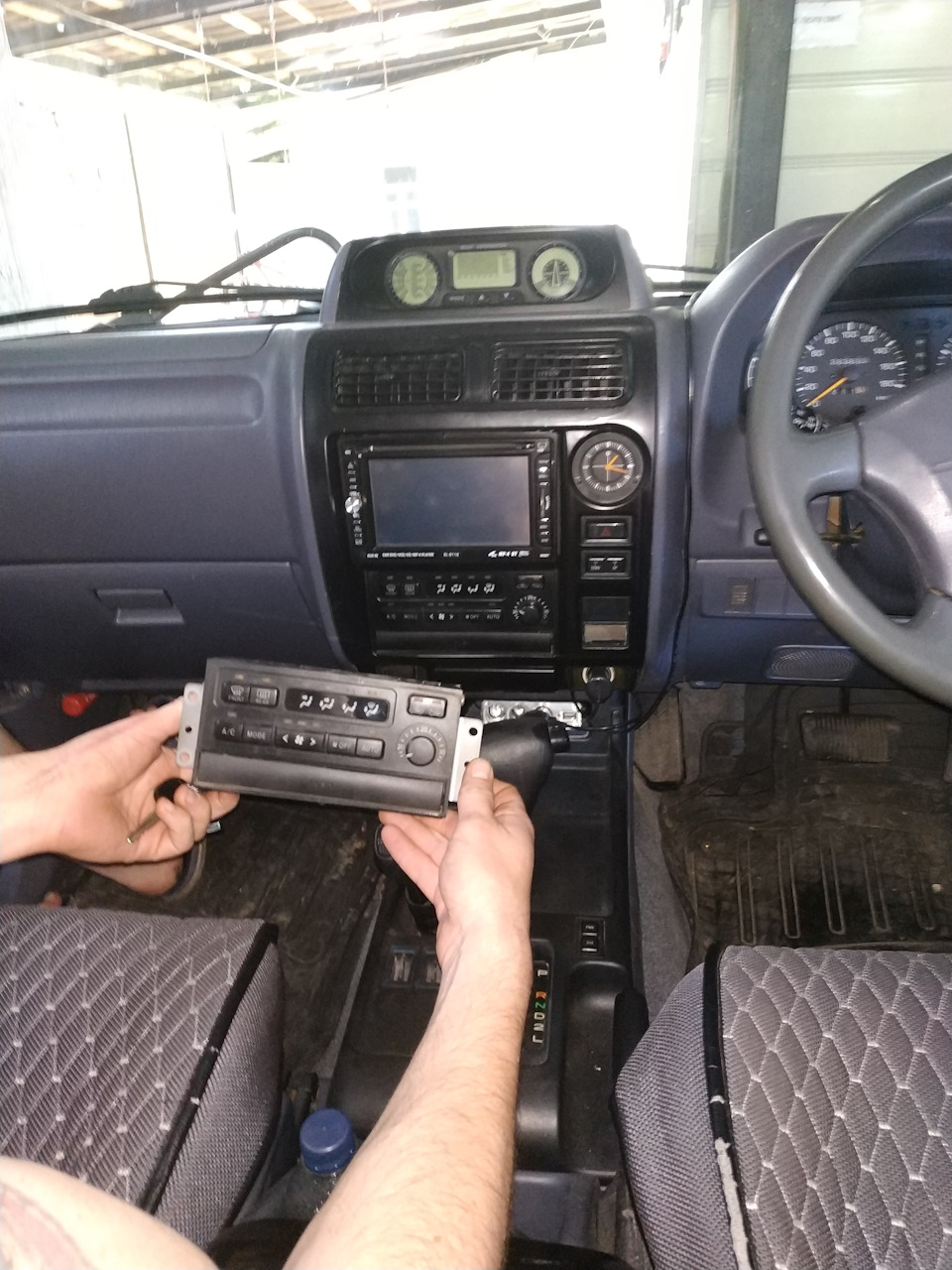 Шаг 25. Замена климат- контроля печки. — Toyota Land Cruiser Prado 90 ...