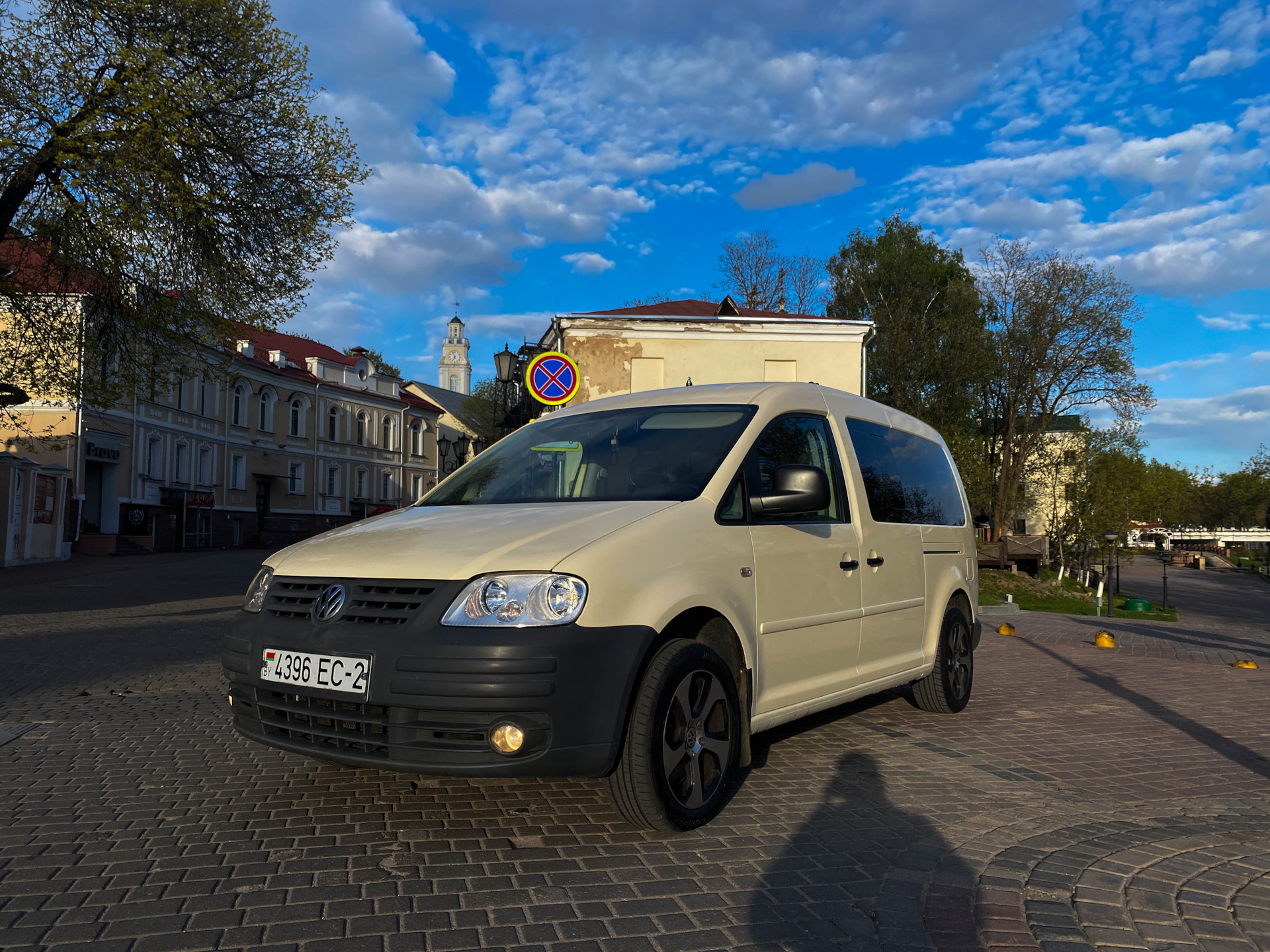 Volkswagen Caddy на пейзаже