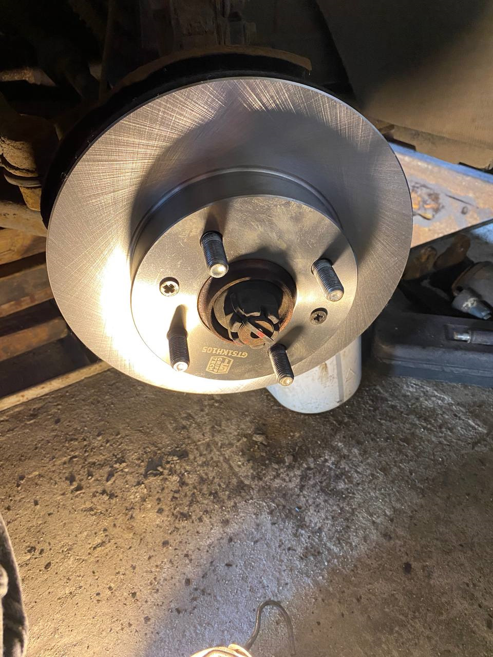 Замена тормозных дисков и колодок, пыльник шруса течёт, барабан в ...