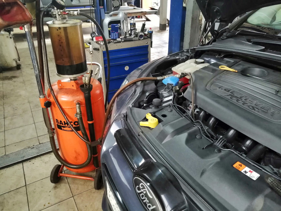 Первый раз в жизни штиблету меняют масло вот таким вот нетрадиционным способом ))) — Ford Focus Hatchback III