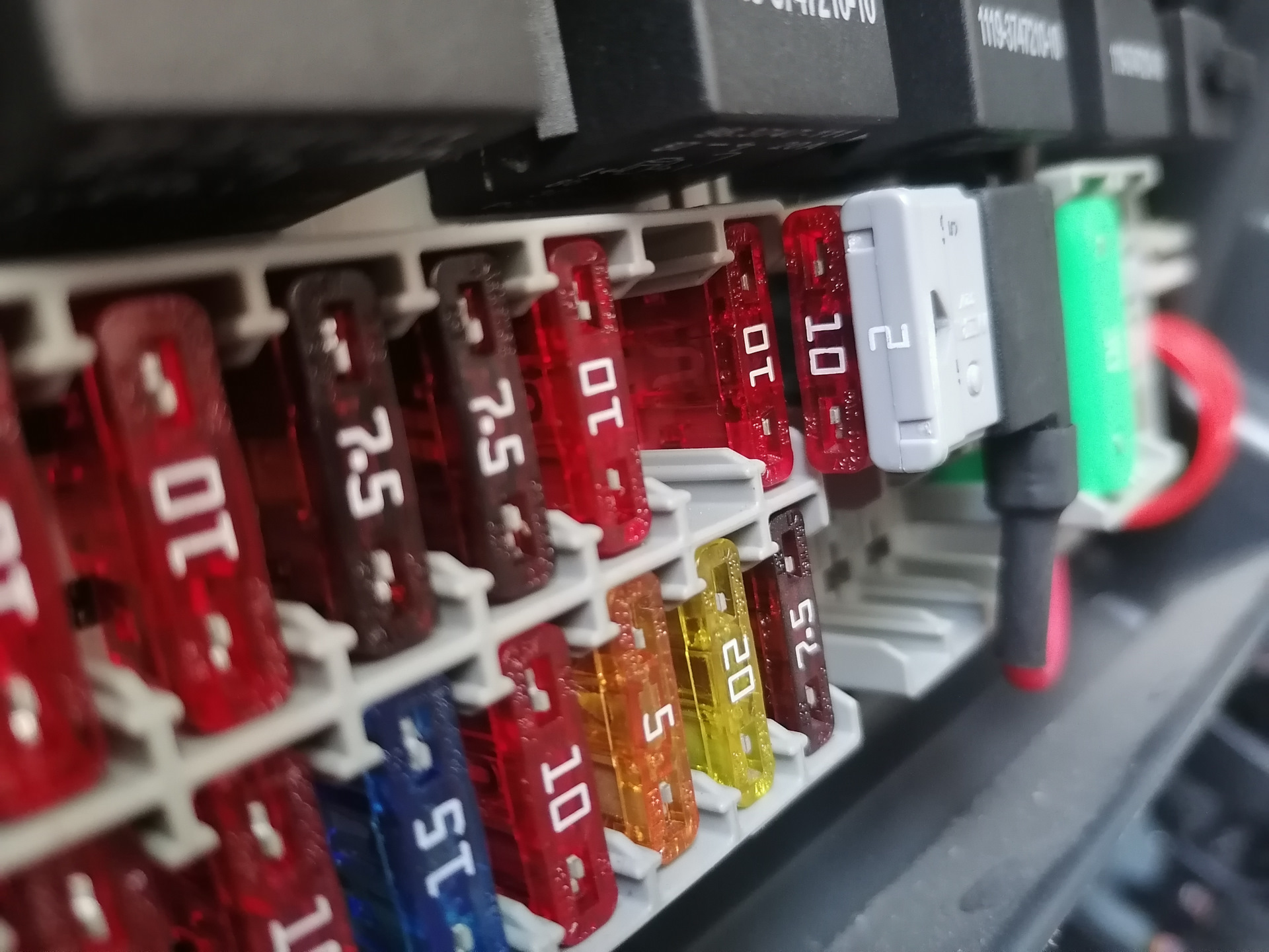 Скрытое подключение видеорегистратора и других элекроприборов в машине ...