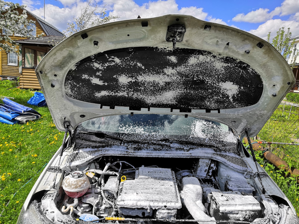 Мойка подкапотки, Восковой консервант Koch Chemie. — Skoda Rapid (1G ...