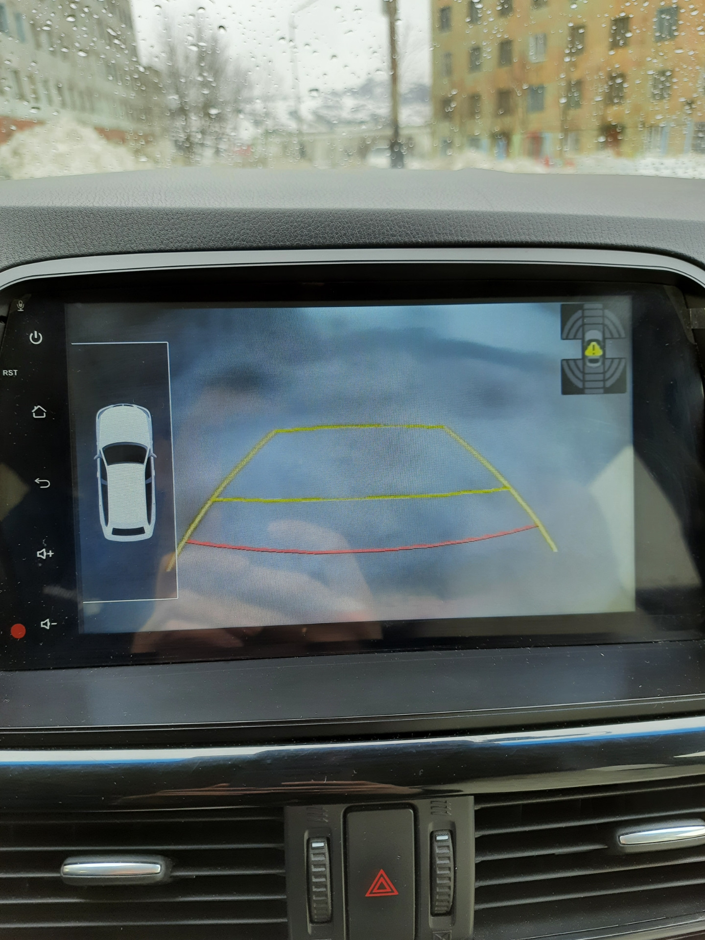 Всем привет, у меня вот такая беда, в ключаю задний ход, и в правом ...