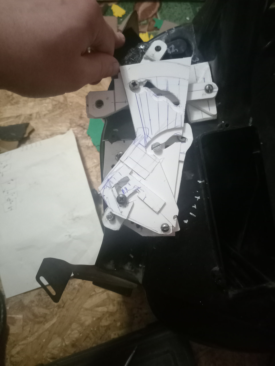 Последняя четверть и заслонка в ноги закрыта дует только на лобовое и конечно же всегда дует на боковые, т.к. нет на них заслонок только клапана на соплах. — Lada 2120 Надежда