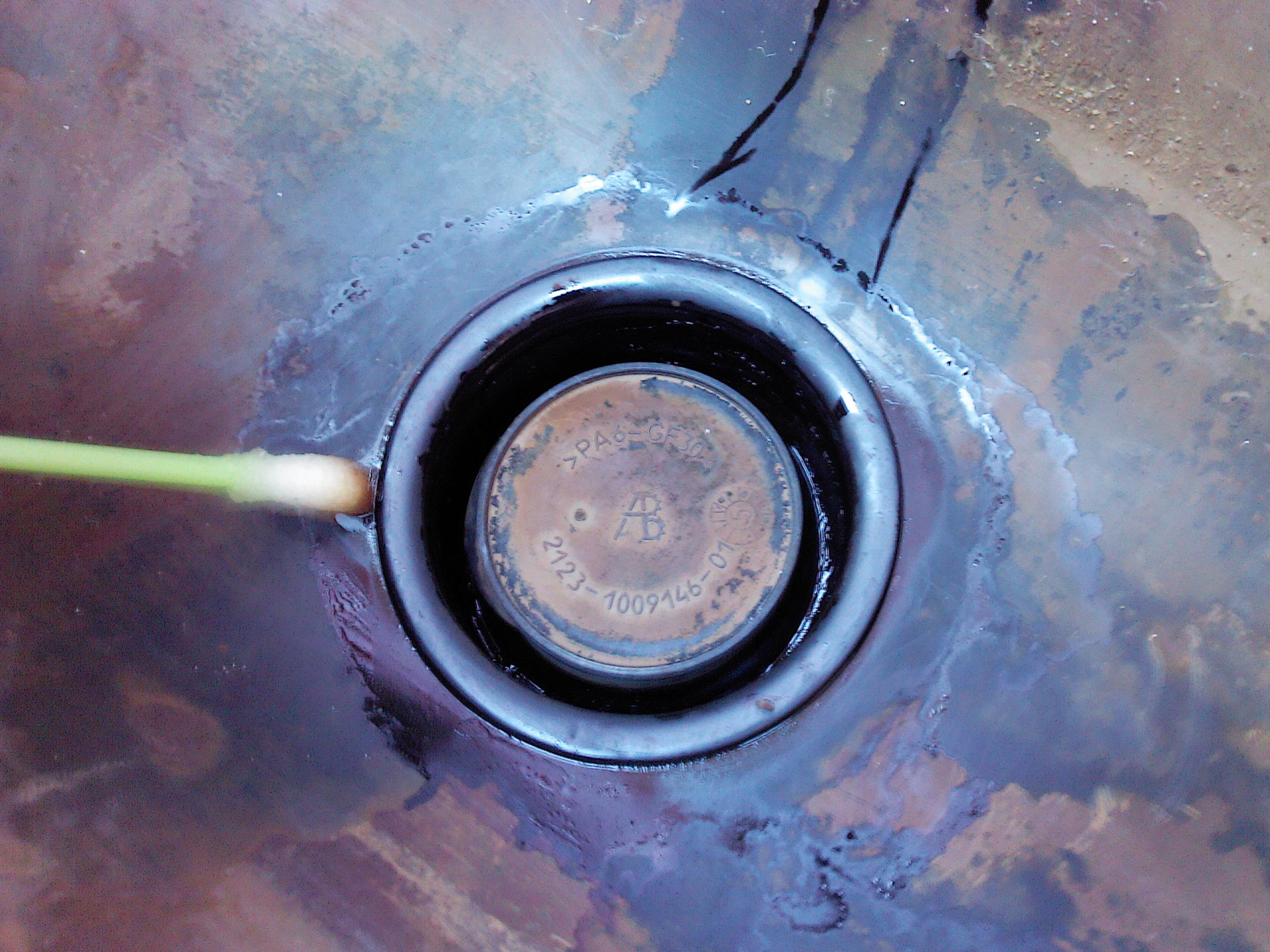 Doblo механизм лючка бензобака. Как снять горловину крышки. Замок лючка бензобака волга 3110. Замок лючка бензобака волга 3110. Блючек бака форд фокус 3.