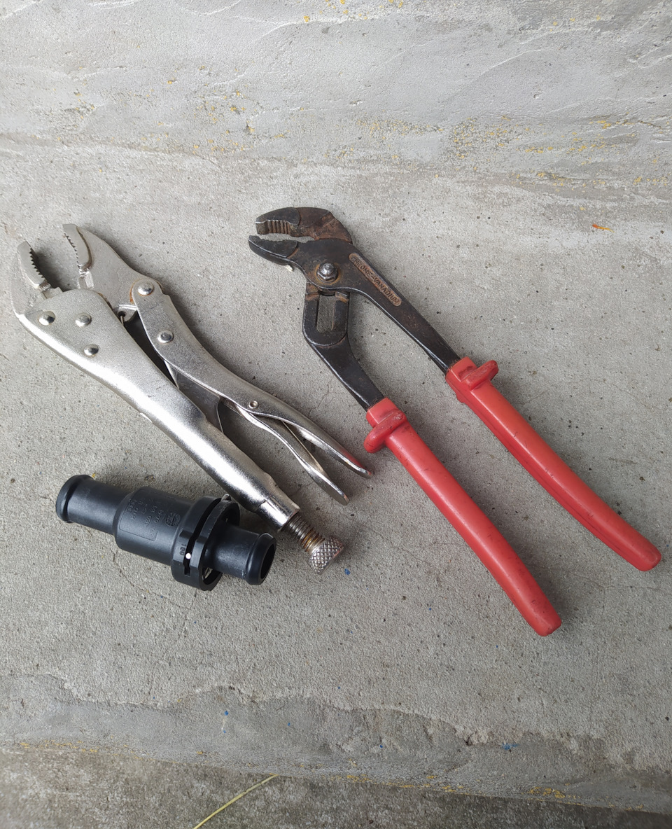 Замена термостата охлаждения вариатора — Audi A6 (C7), 2 л, 2011 года ...