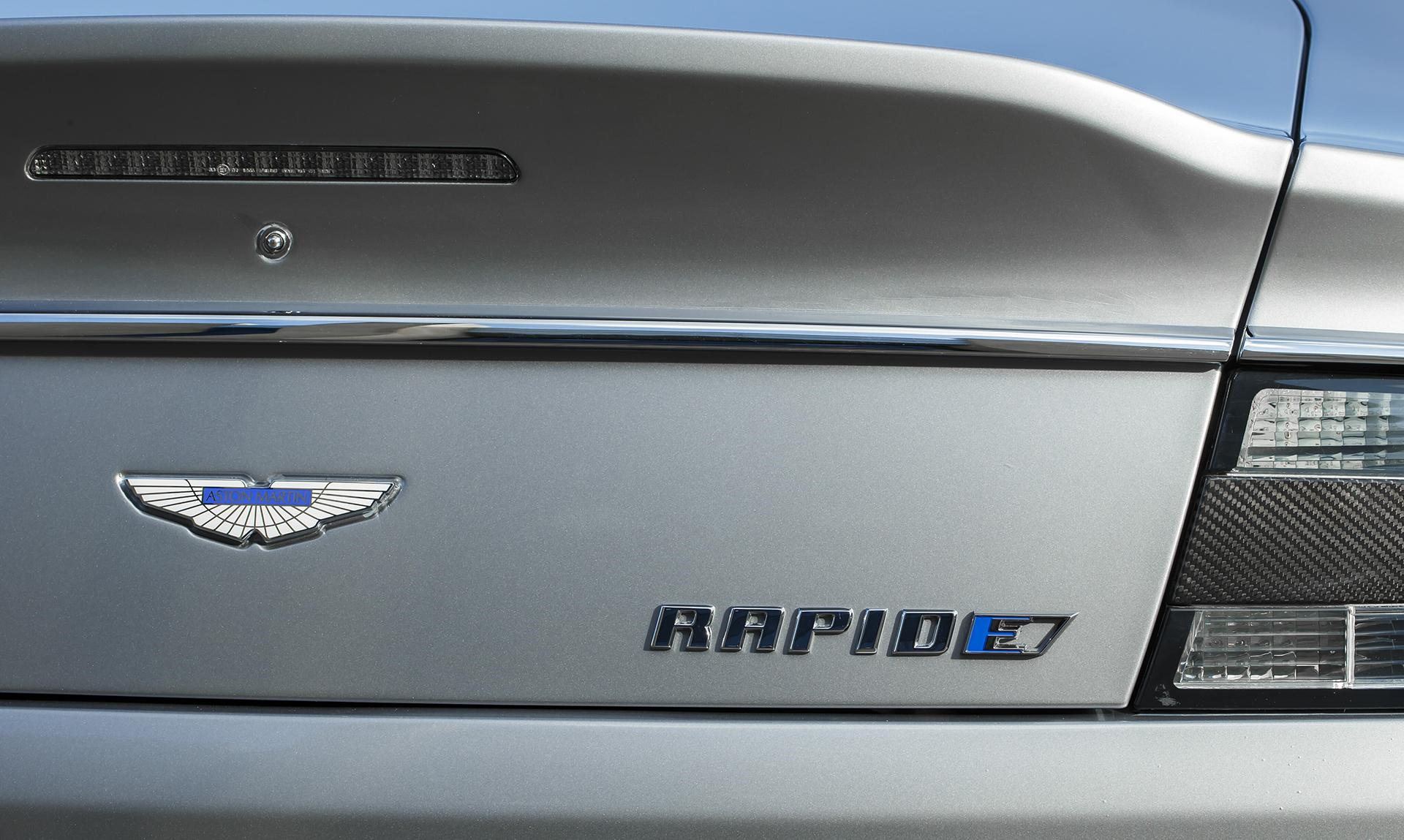 Машина Aston Martin rapide Concept