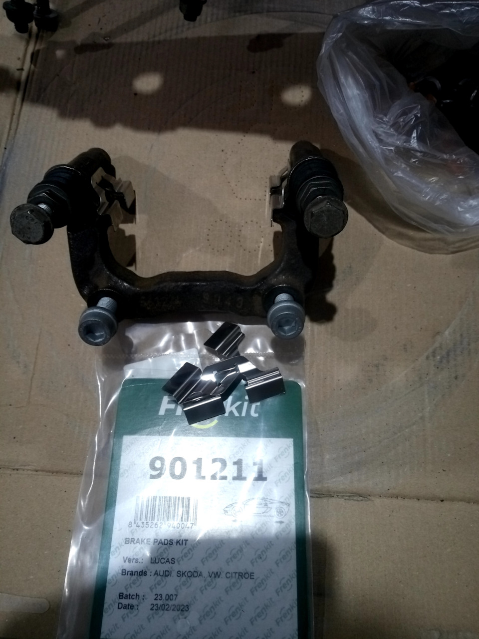 Пластины ценой 159р за комплект. — Skoda Octavia Combi A4 Mk1. Запчасти на фото: 901211, 940047, Z3007