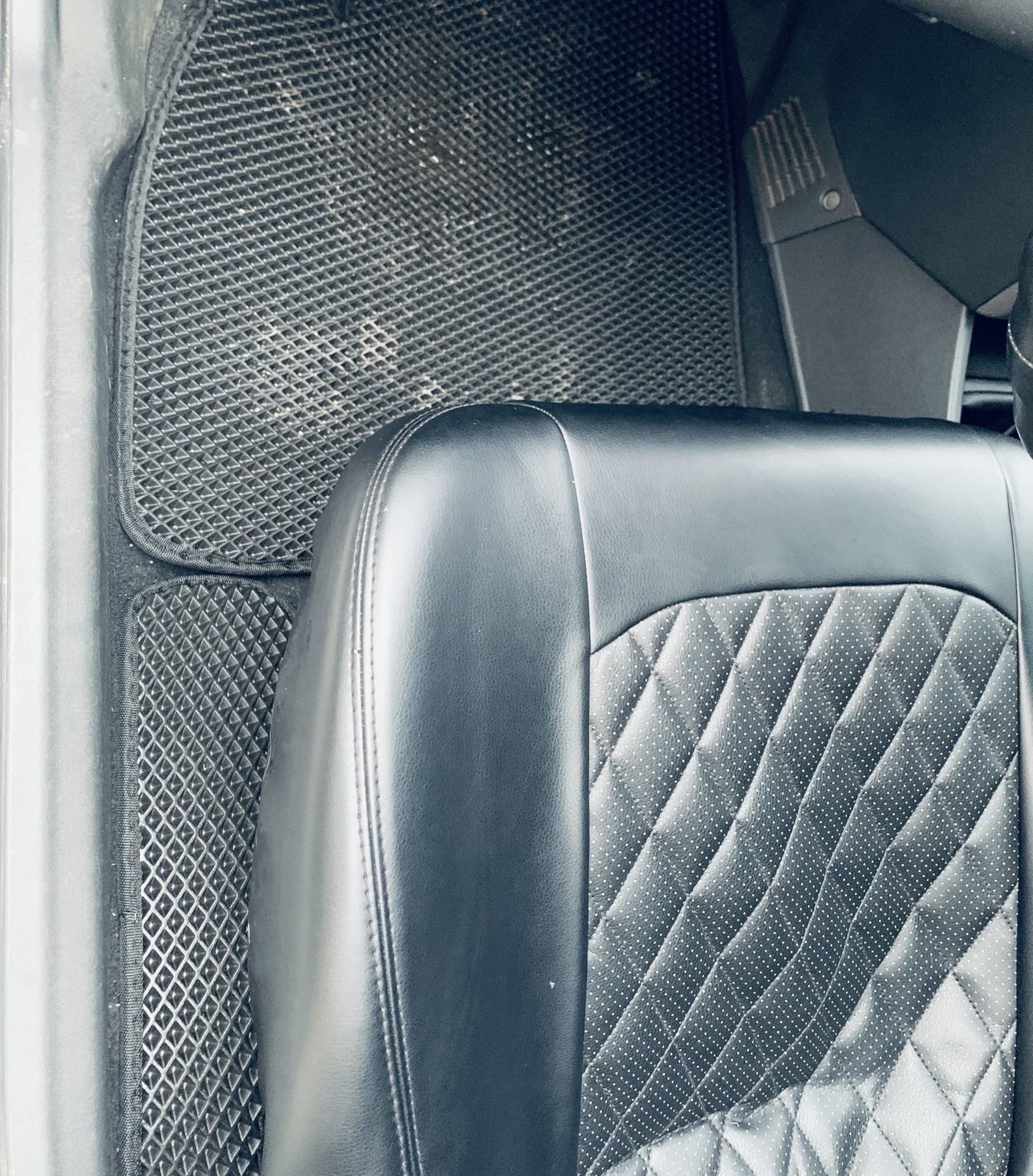 Замена ковриков 😵‍💫 — Lada Приора хэтчбек, 1,6 л, 2009 года ...