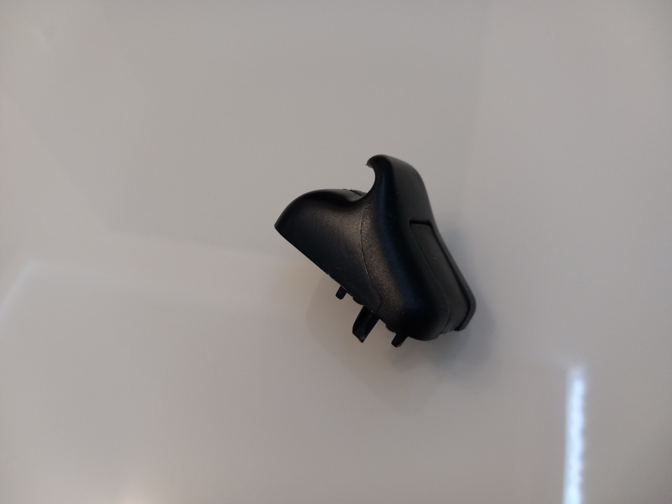 Кронштейн козырька от фокус 4 — визуально один в один такой же как на фокус3, но диаметр больше — Ford Focus Hatchback III