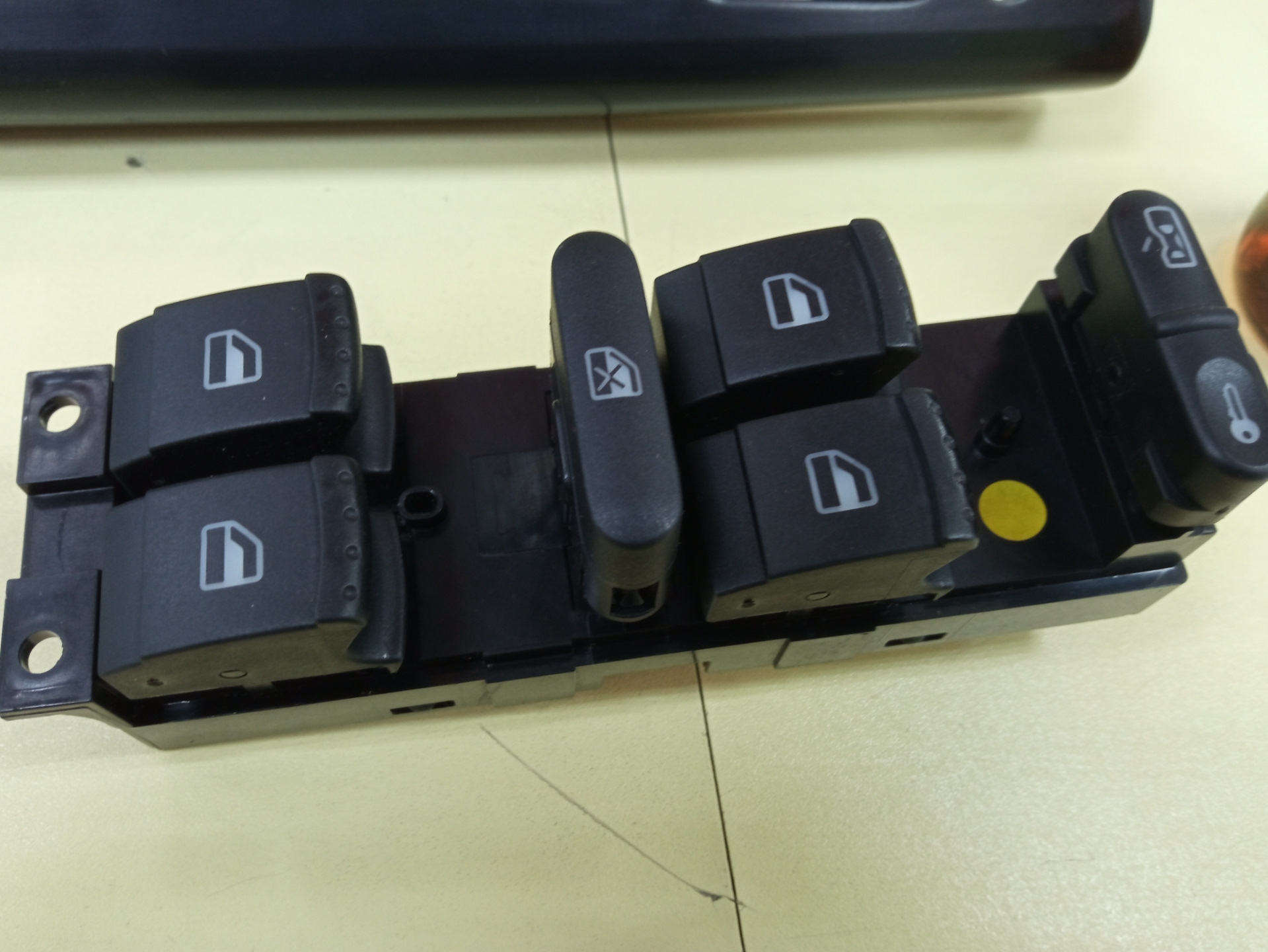 Лайвхак . Как я очистил софт тач с пластика. — Volkswagen Golf Mk4, 1,6 ...