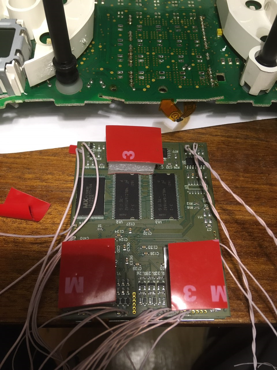 Таким образом крепится экран к панели. — Ford Galaxy (Mk II). Запчасти на фото: C1268