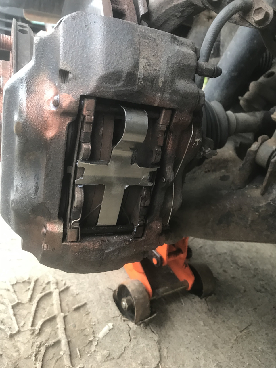 Гремят колодки в суппортах — Toyota Land Cruiser 100, 4,7 л, 2005 года ...