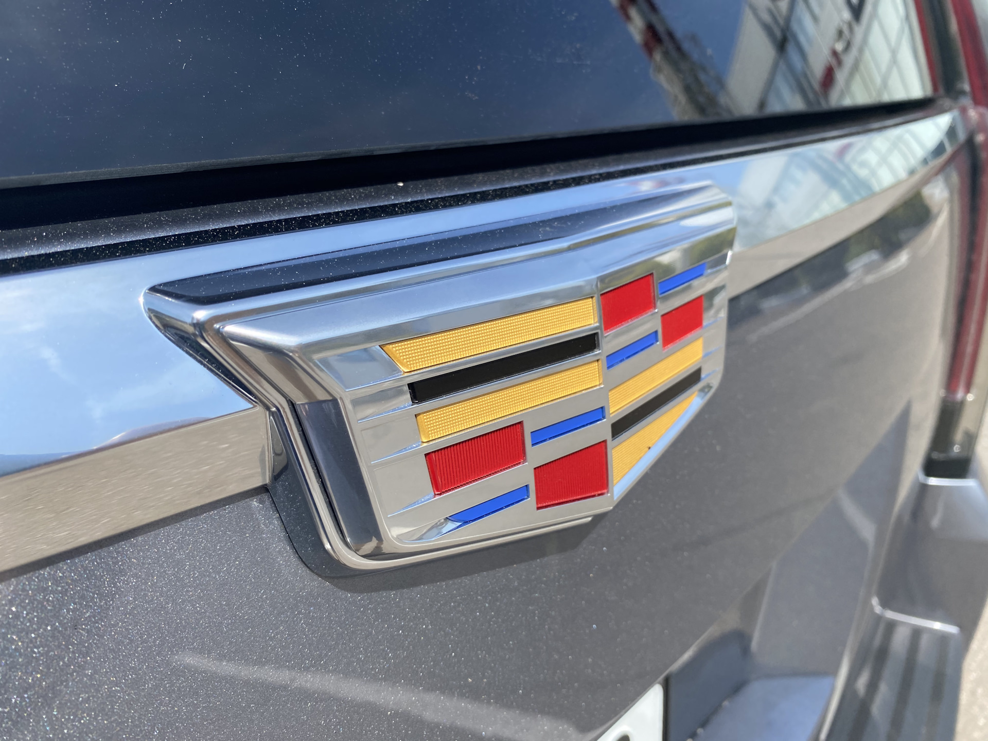 Cadillac logo на крыло