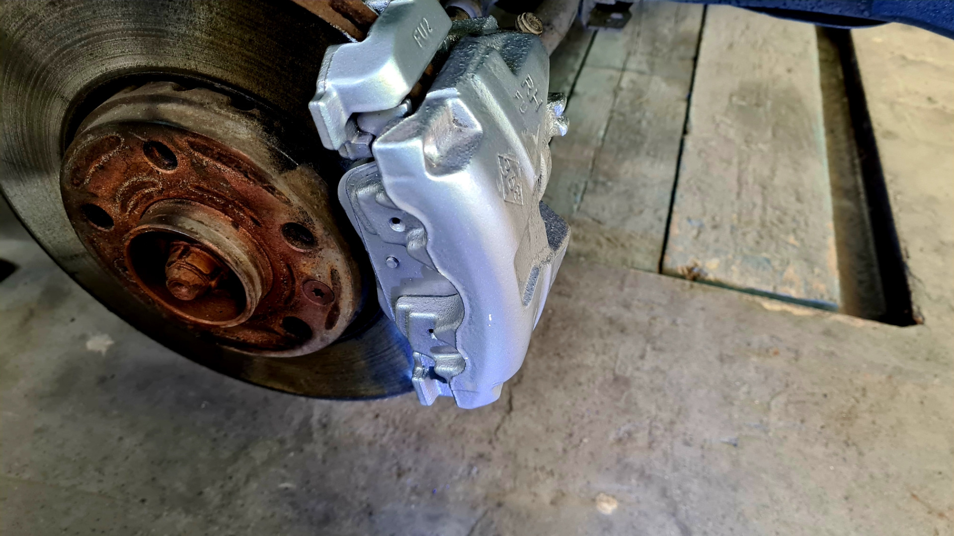 Колодки x4 g02 передние м суппорта. Суппорт фото. Суппорт на новые колодки. Крашеные суппорта. Что такое суппорт в автомобиле.