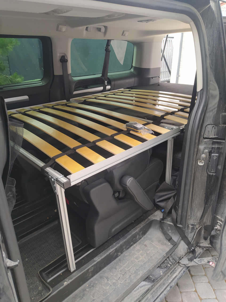 Спальные места для взрослых и детей в Пежо Тревеллер и минивэны ...