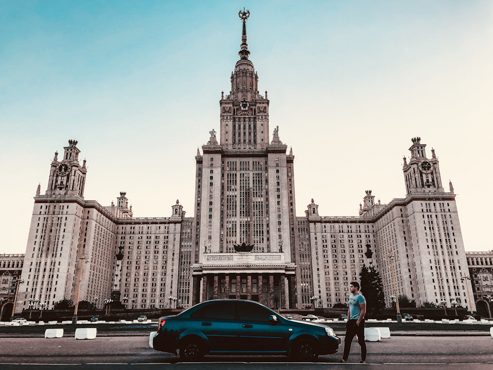 Квартира в москве рядом с мгу. Машина на фоне МГУ. Фотосессия у МГУ. БМВ на фоне МГУ. Минималистичный МГУ.