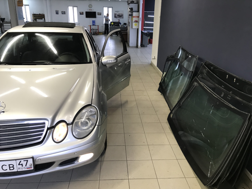 Замена лобового стекла. — Mercedes-Benz E-Class (W211), 2,1 л, 2003 ...