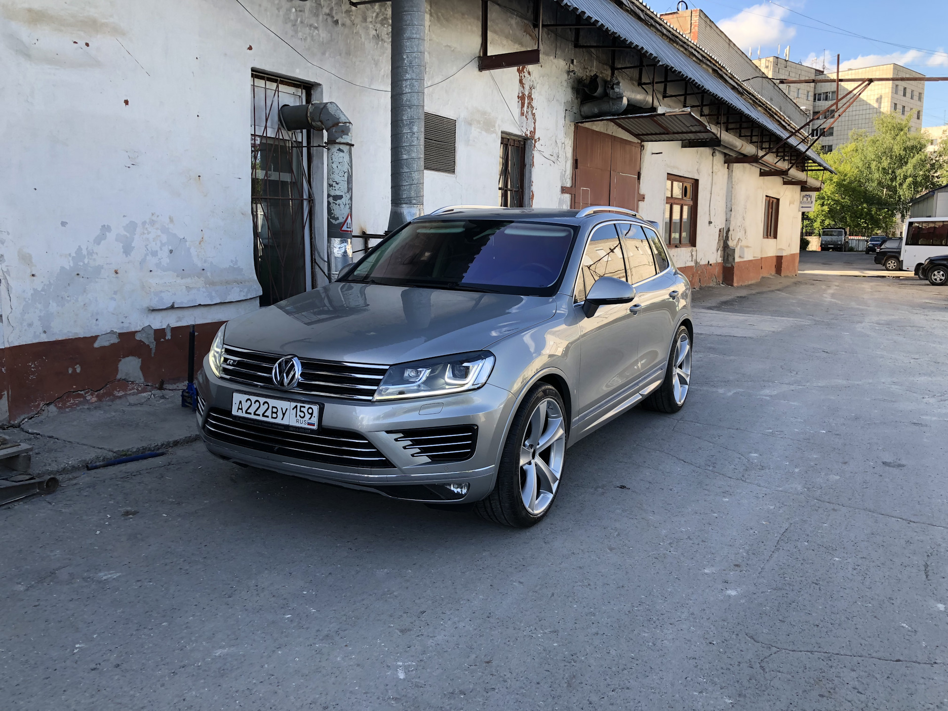 Туарег drive2. Volkswagen Touareg 2 тонированный. Фольксваген Туарег 3.6 2015. Туарег r21. Volkswagen Touareg r line r21.