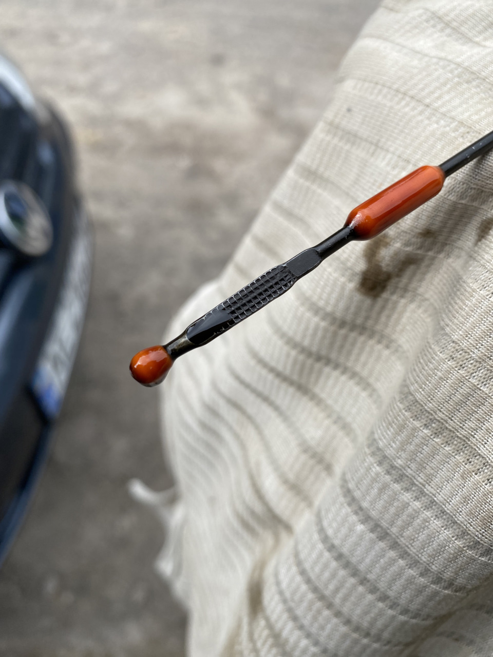 Желтая масленка и масло — Volkswagen Golf Mk5, 1,6 л, 2006 года ...