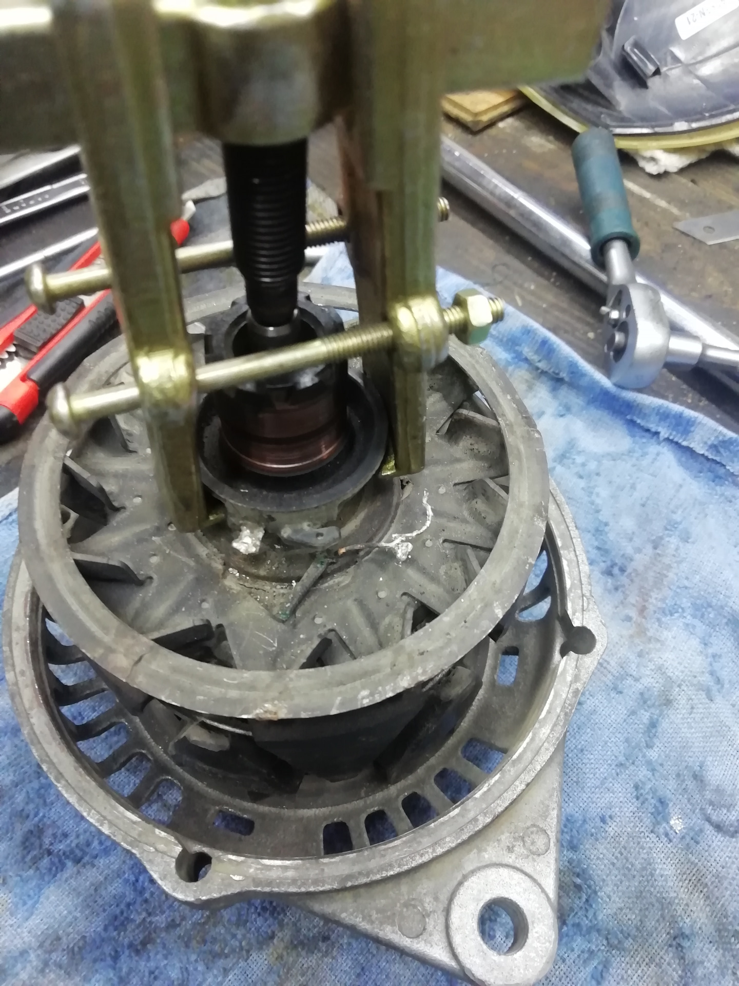 Замена токосъемных колец генератора, пружин на супорте Мазда демио ...