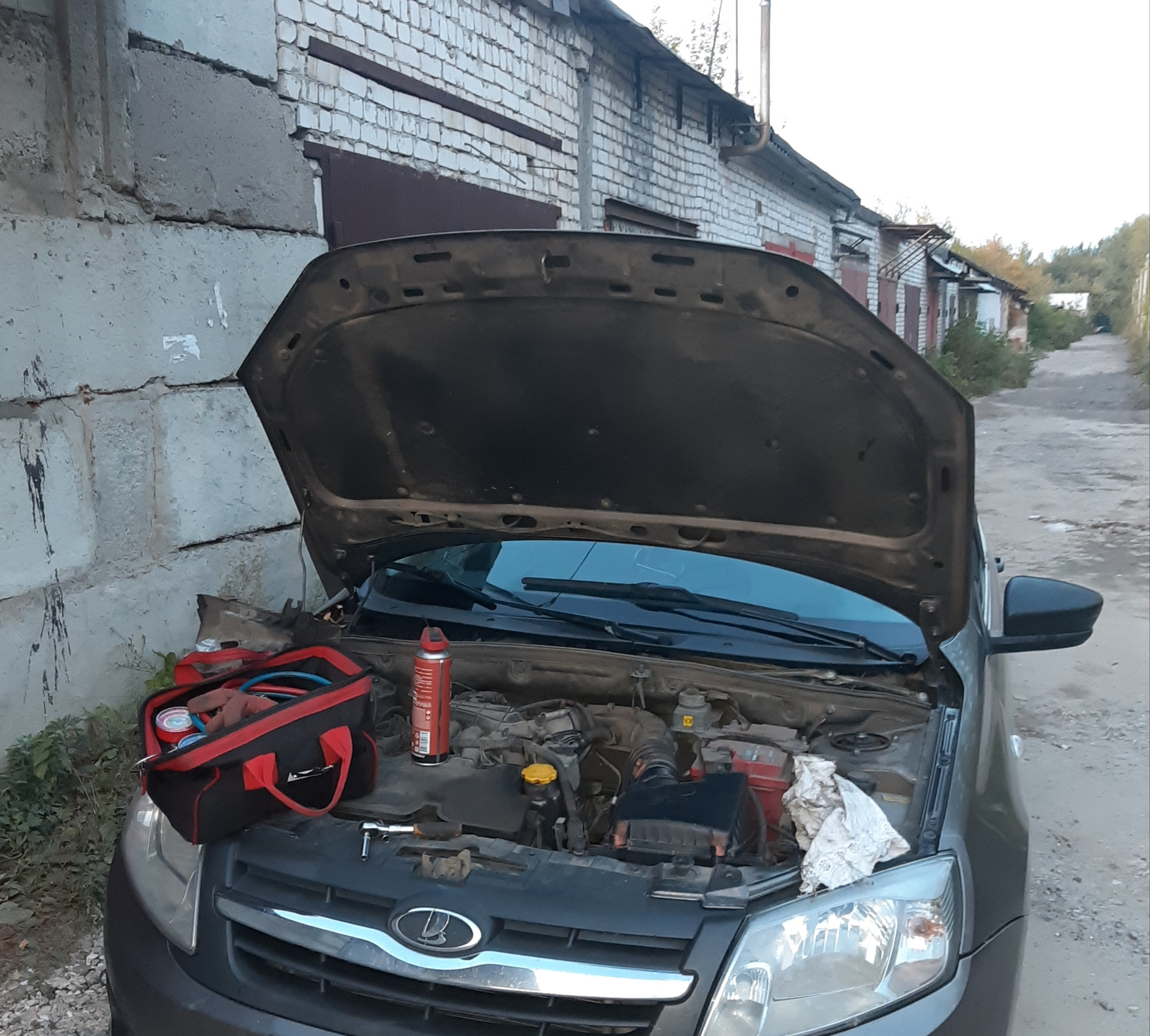 Замена корпуса воздушного фильтра — Lada Гранта (1G), 1,6 л, 2017 года ...