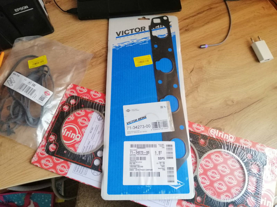 713427300 Прокладка, впускной коллектор VICTOR REINZ | Запчасти на DRIVE2