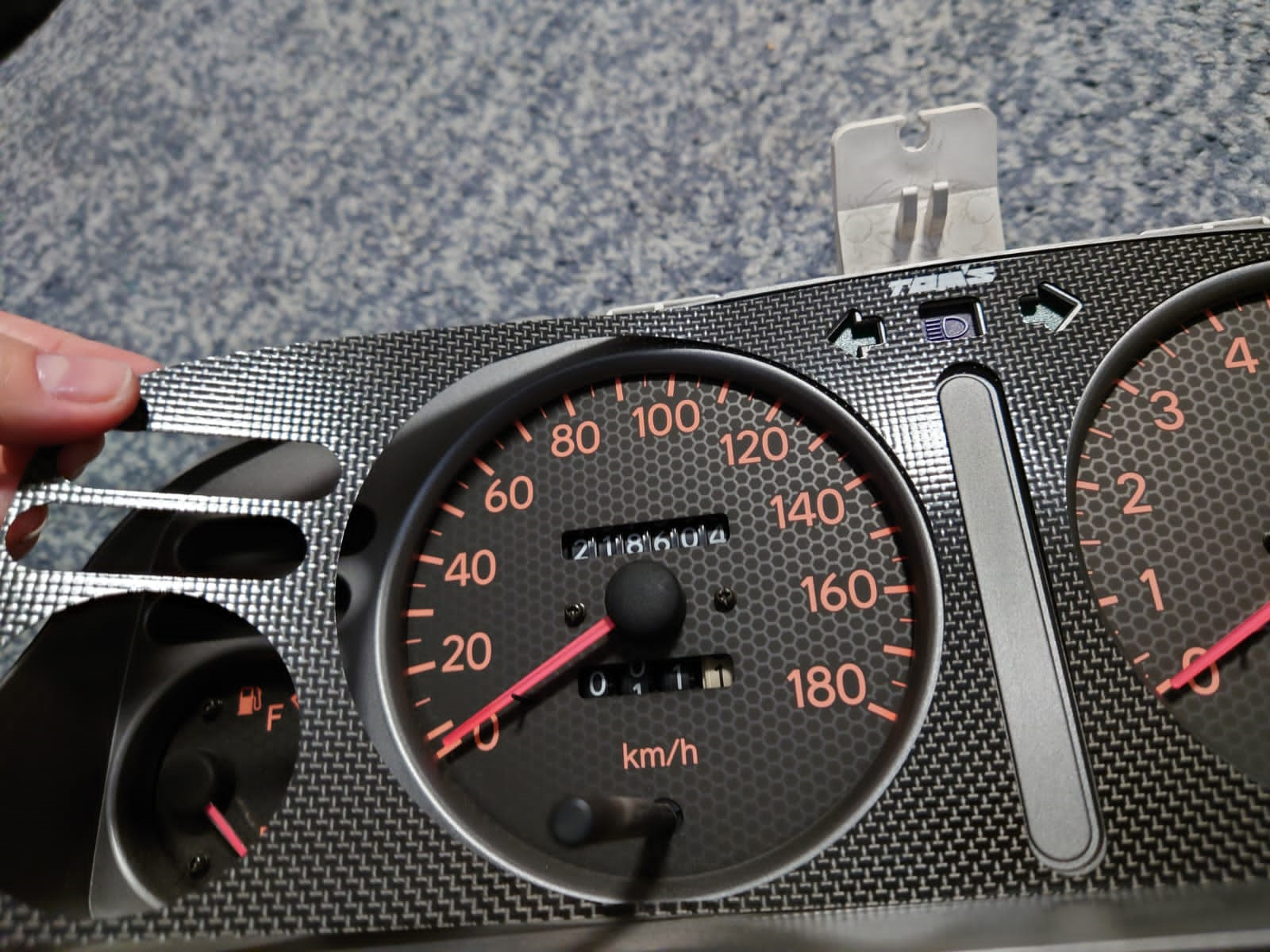 Tom's carbon вкладыш на приборную панель — Toyota Corolla (110), 1,6 л ...