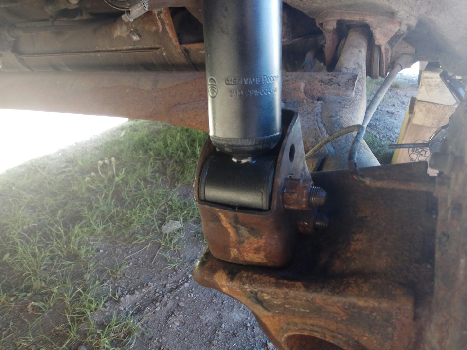 шток заднего амортизатора лада 2109. верхнее крепление задней стойки ваз 2110. крепление заднего амортизатора ваз 2110. сборка заднего амортизатора ваз 2109. задняя арка крепления амортизатора ваз 2110.