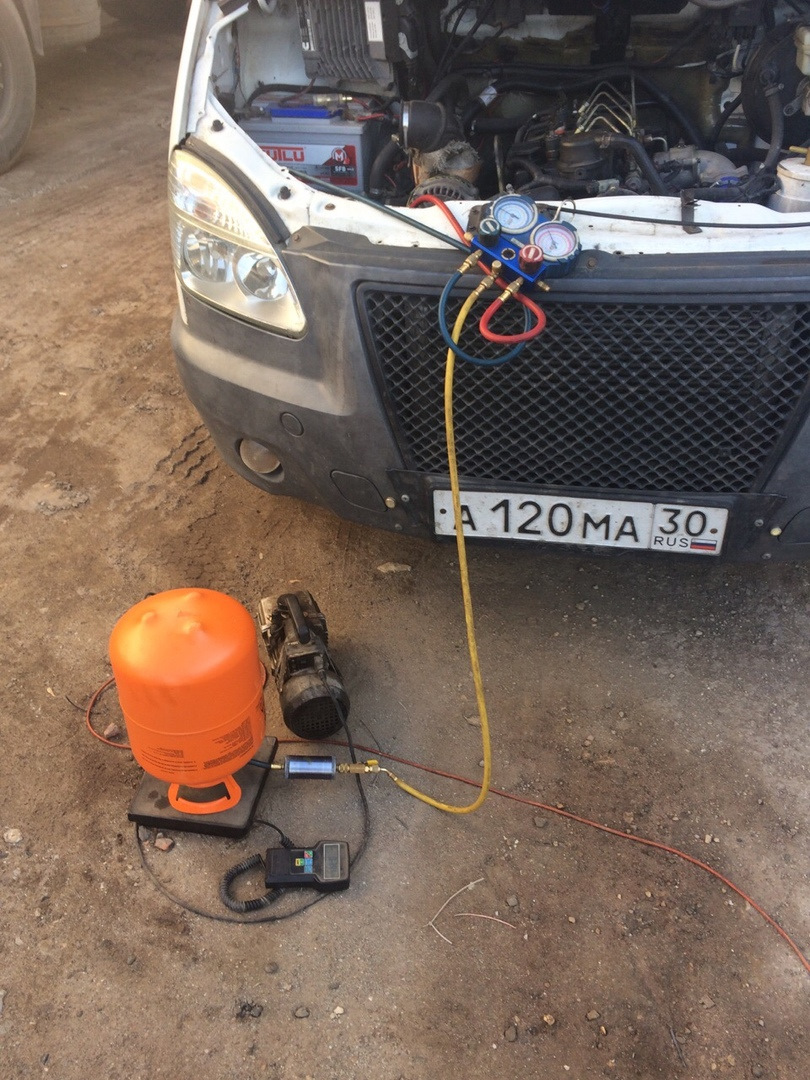 Как заправлять рефрижератор. Компрессор рефрижератора на газель некст камминз. Заправка рефрижератора. Заправочная газель. Как заправлять рефрижератор.