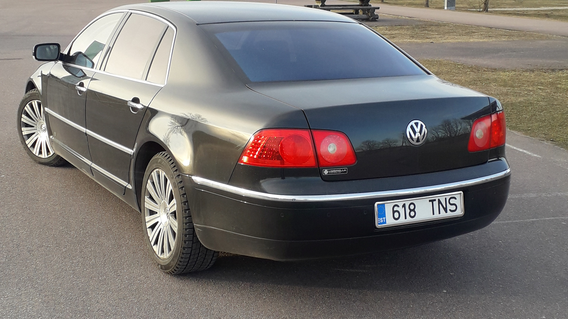 Фаэтон отзывы. Phaeton. Авто wolchvagen Phaeton. WV Phaeton 2005 подсветка дисплея. Полностью черный Фольксваген Фаэтон.