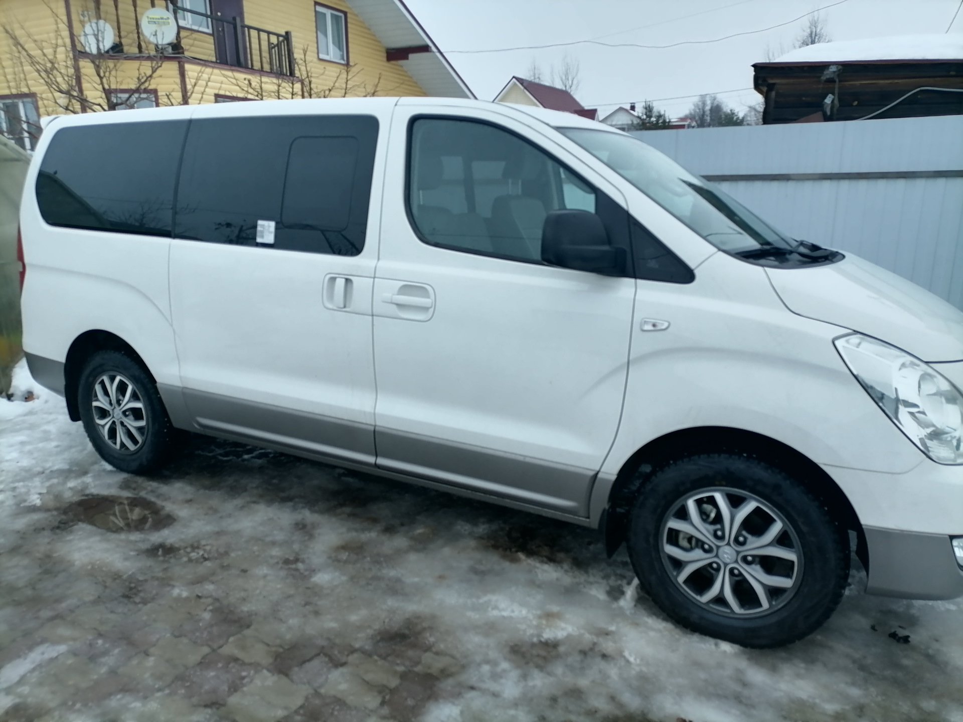 Гранд старекс 2.5. Hyundai Starex белый. Хендай Гранд Старекс белый. Hyundai Starex 2022. Hyundai Starex новый.