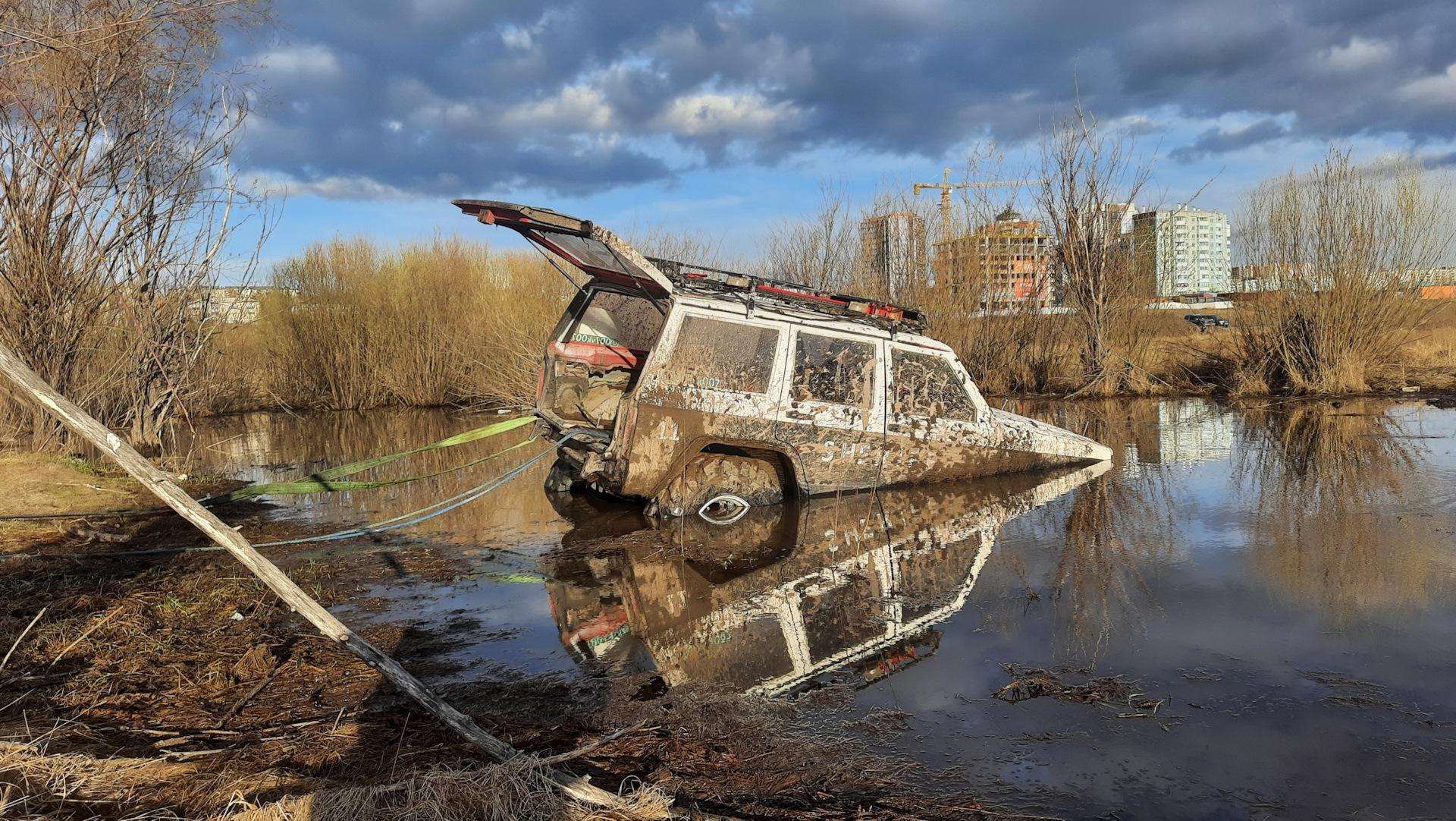 Внедорожник в реке