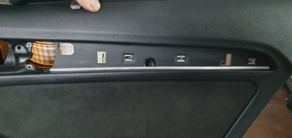 часть у ручки закрыли черной пвх лентой — Audi Q5 (1G)